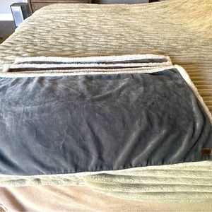 Set of 4 UGG extra long king pillow shams. Never used